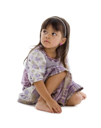 fille mignonne regardant vers le haut 