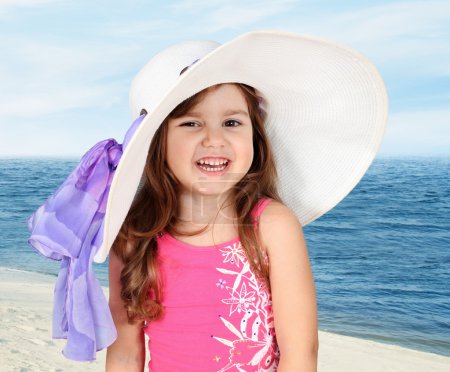 Petite fille en chapeau de plage Portrait 