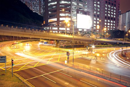 circulation dans la ville moderne la nuit 