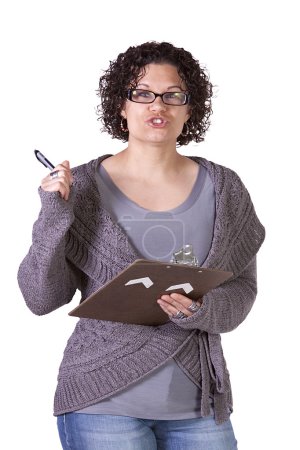 Belle femme hispanique avec un presse-papiers 