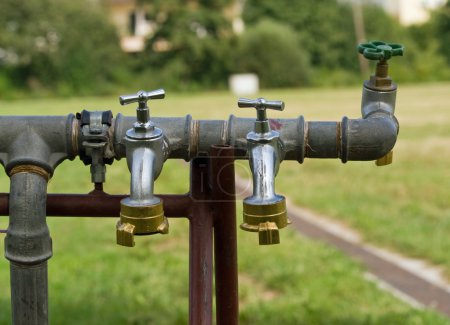 Trois robinets d'eau 