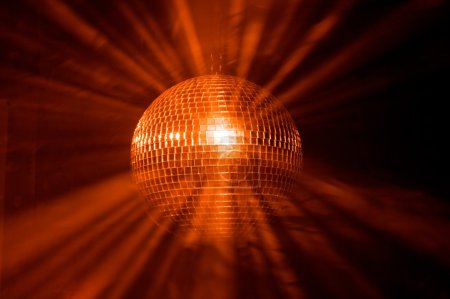 Boule disco avec rayons dans la brume