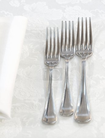 fourchettes sur la table 