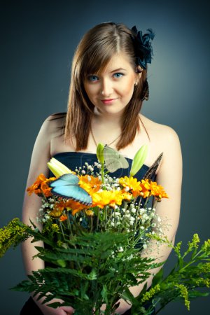 Belle fille et fleurs 