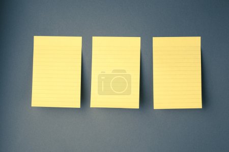 Trois papiers collants sur le mur 