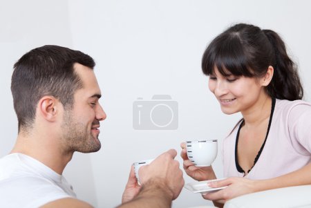 jeune couple boire du café