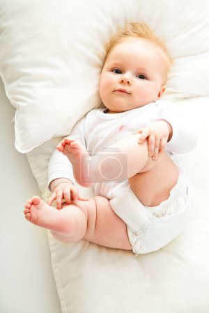 Beaufiful caucasien bébé fille isolé sur blanc 