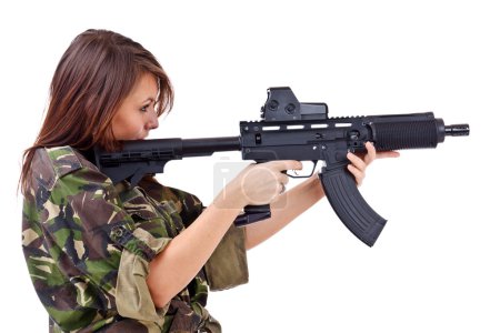 Jeunes filles soldats avec des armes 