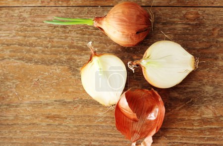 Oignons biologiques sur fond en bois 