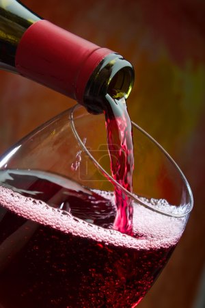 Le vin se déverse dans le verre de la bouteille 