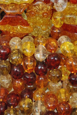 Beaucoup de perles colorées de différents minéraux 