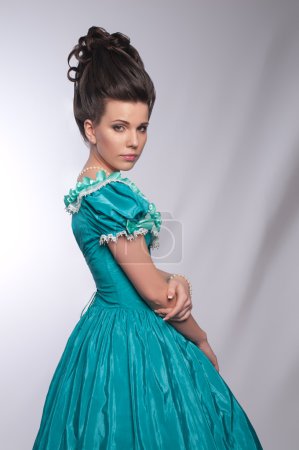 Portrait de fille à l'ancienne en robe cyan 