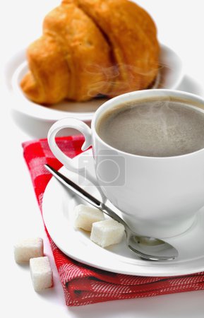 Café en tasse blanche avec croissants 