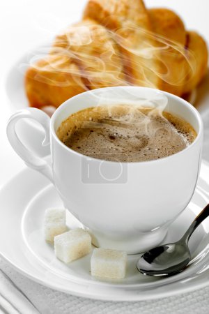 Café en tasse blanche avec croissants 