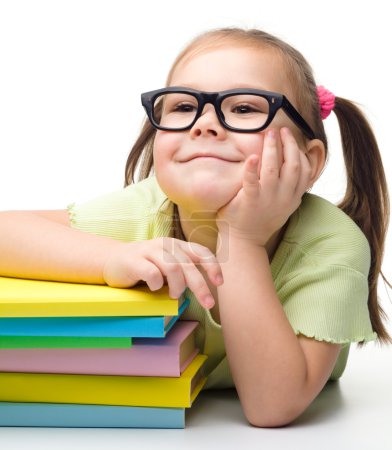 Petite fille mignonne avec des livres 