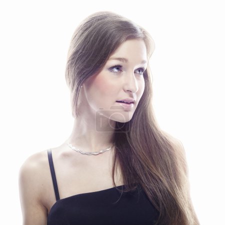 Belle jeune femme avec de longs cheveux de beauté droite posant isol 