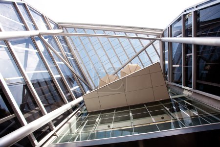 extérieur high-tech d'un immeuble de bureaux moderne 