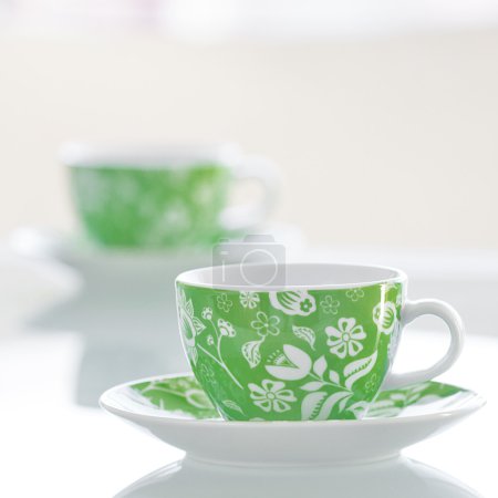 deux tasses de thé sur une table en verre 
