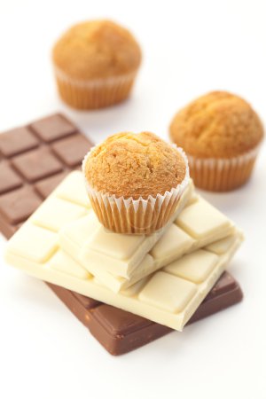 barre de chocolat et muffin isolé sur blanc 