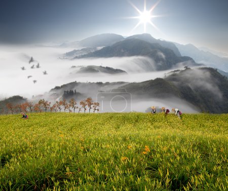 Nuages dramatiques avec montagne et fleur de Lys 