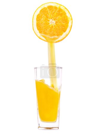 Pour remplir, verser un verre de jus, orange 