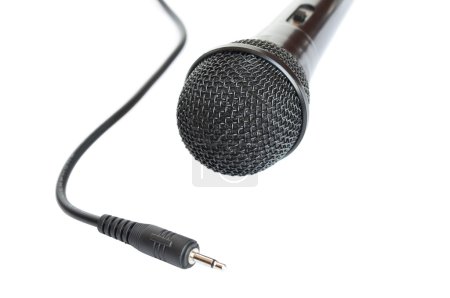 Microphone avec câble isolé sur fond blanc 