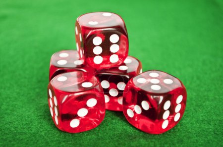 Jeu de dés de jeu sur fond vert 