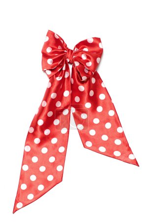 noeud cadeau en satin rouge pointillé et ruban isolé sur blanc 