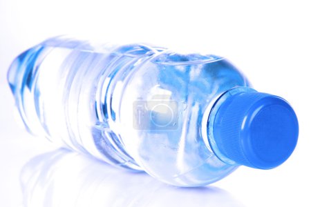 Bouteille avec eau minérale 