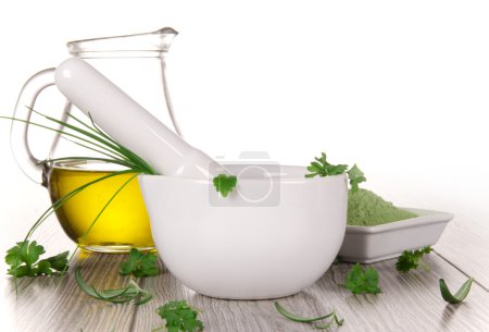 Mortier aux herbes fraîches sur fond de bois 