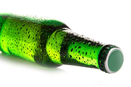Bouteille de bière avec gouttes d'eau 