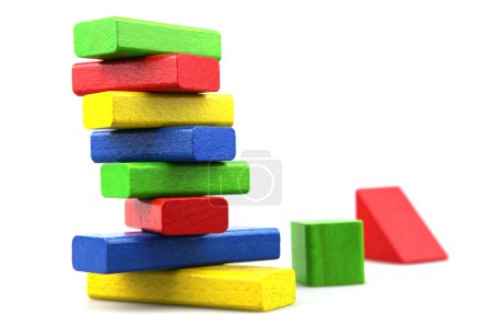 Blocs de construction en bois sur fond blanc 