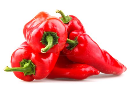 Piments rouges sur fond blanc