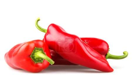 Piments rouges sur fond blanc
