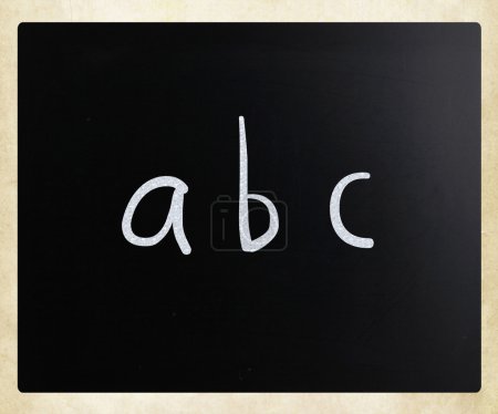 "ABC "manuscrit à la craie blanche sur un tableau noir 