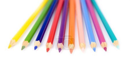 Composition crayons de couleur sur fond blanc 