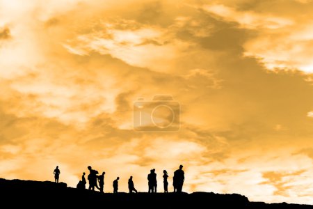 Silhouette de sur le sommet de la falaise 
