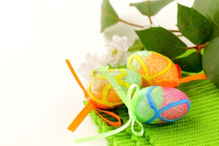 La composition de Pâques œufs, herbe verte sur blanc 