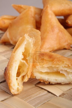 Samosa frit au fromage 