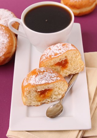 beignet gastronomique avec tasse à café 