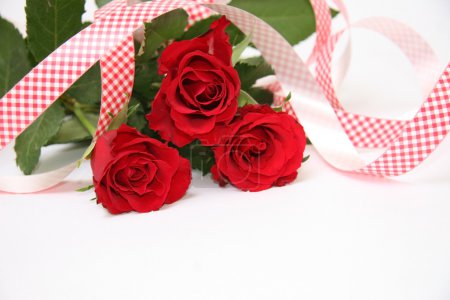 Cadeau perle sur pétales de rose 