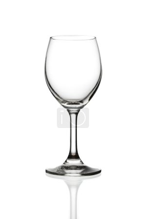 Verre à vin vide isolé 