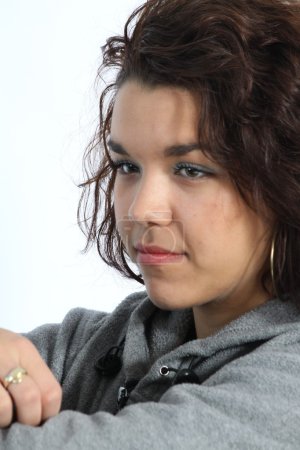 Belle brune en sweat à capuche gris 
