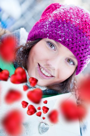 Belle et joyeuse jeune femme dans une ambiance heureuse et amoureuse outdo 
