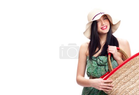Portrait d'une belle jeune femme portant un chapeau d'été et tenant un sac à main 