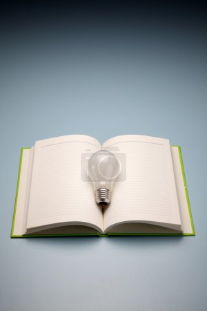 Un livre et une lampe 