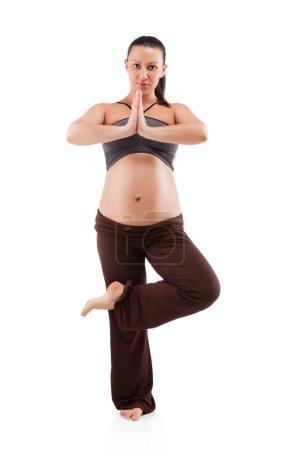 Belle femme enceinte faisant des exercices 