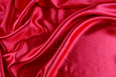 Gros plan de pli en tissu de soie rouge 