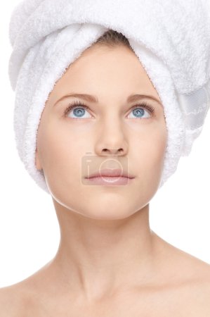 Belle fille avec la peau parfaite et serviette 