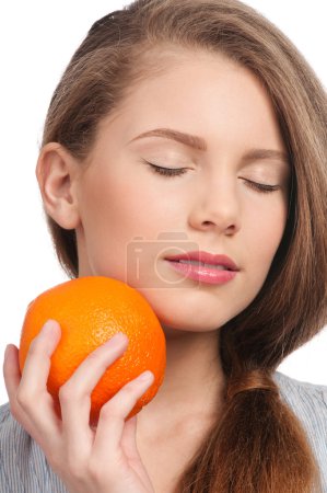Femme avec orange isolé blanc 